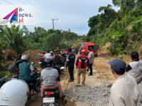Pembersihan Jalan Longsor di RT 11 Gunung Tabur Masih Berlangsung, Pengendara Diminta Bersabar