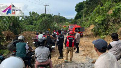 Pembersihan Jalan Longsor di RT 11 Gunung Tabur Masih Berlangsung, Pengendara Diminta Bersabar